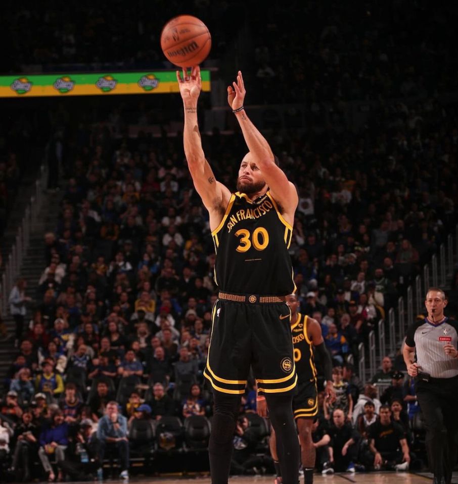 亚博体育-包含库里连续十五场比赛得分超过大比分获胜，瑞士队不断突破！观众掌声雷动的词条